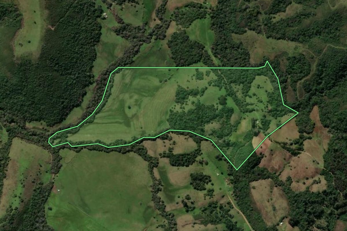 Imagem de satélite do imóvel rural em Caçapava do Sul (RS), com o contorno declarado no CAR desenhado por cima.