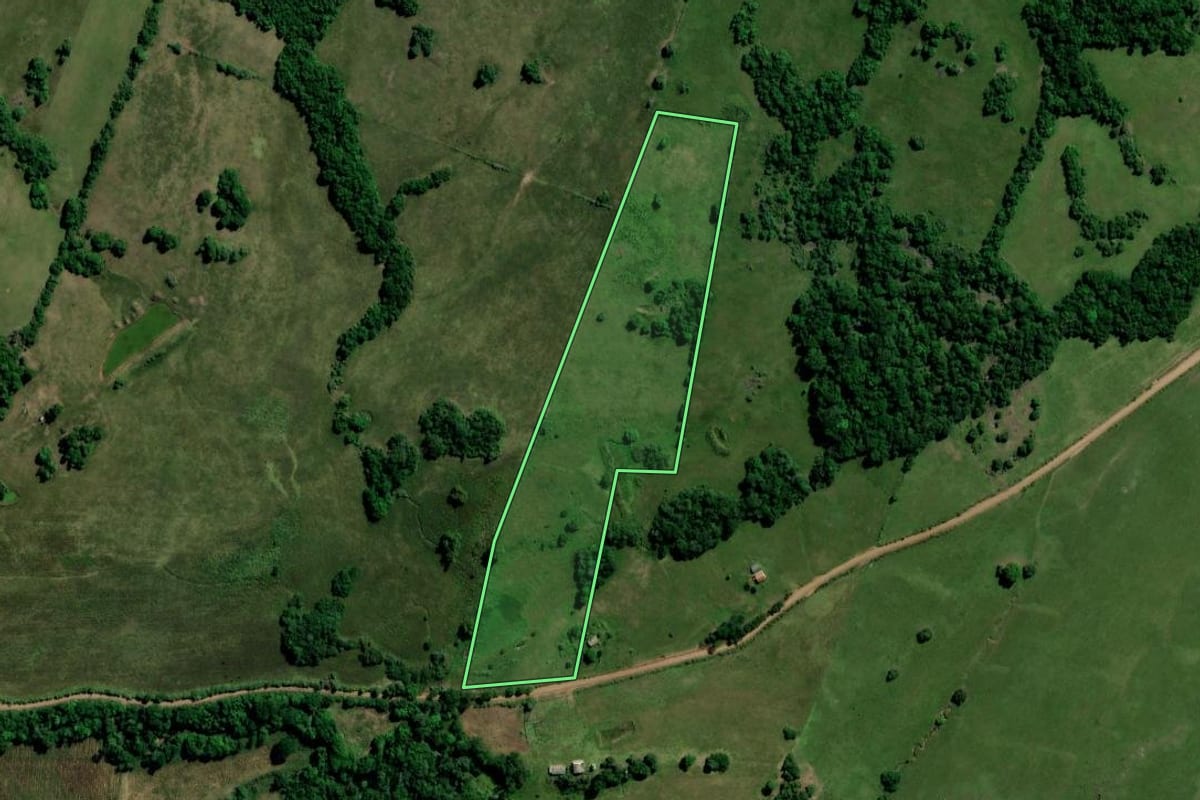 Imagem de satélite do imóvel rural em Caçapava do Sul (RS), com o contorno declarado no CAR desenhado por cima.