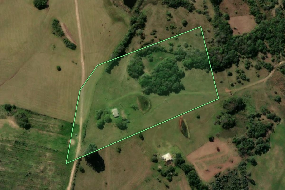 Imagem de satélite do imóvel rural em Caçapava do Sul (RS), com o contorno declarado no CAR desenhado por cima.