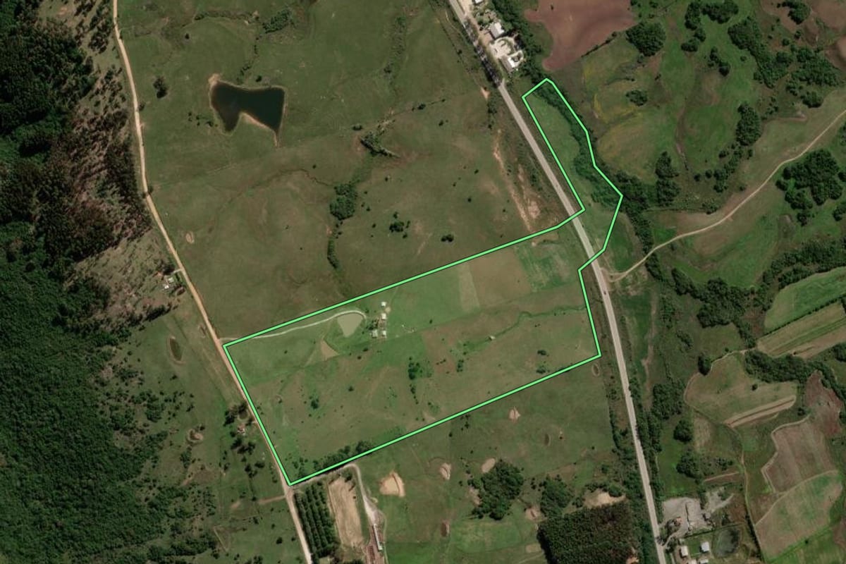 Imagem de satélite do imóvel rural em Caçapava do Sul (RS), com o contorno declarado no CAR desenhado por cima.