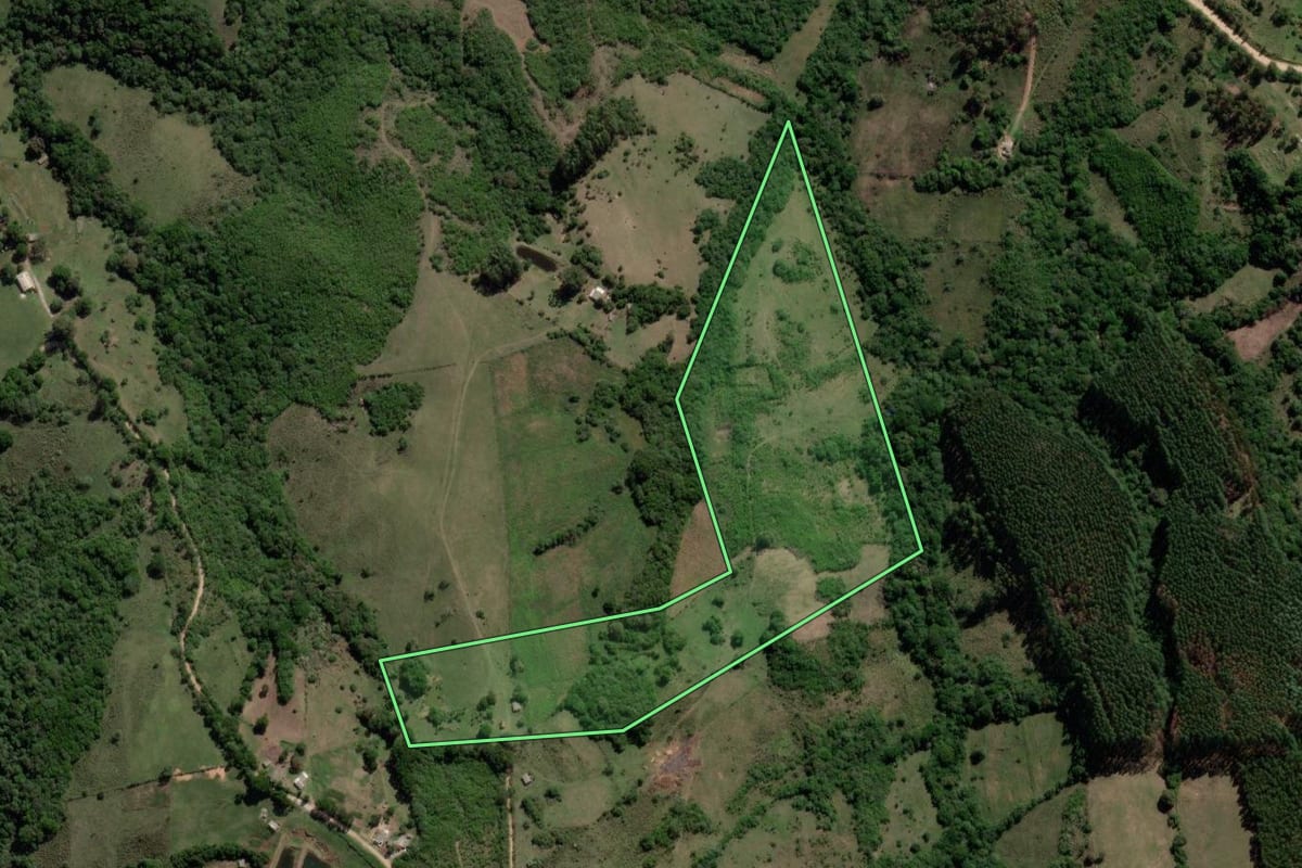 Imagem de satélite do imóvel rural em Caçapava do Sul (RS), com o contorno declarado no CAR desenhado por cima.