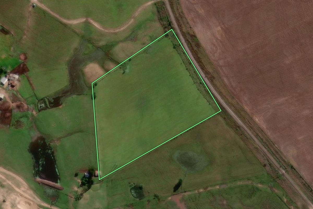 Imagem de satélite do imóvel rural em Cacequi (RS), com o contorno declarado no CAR desenhado por cima.