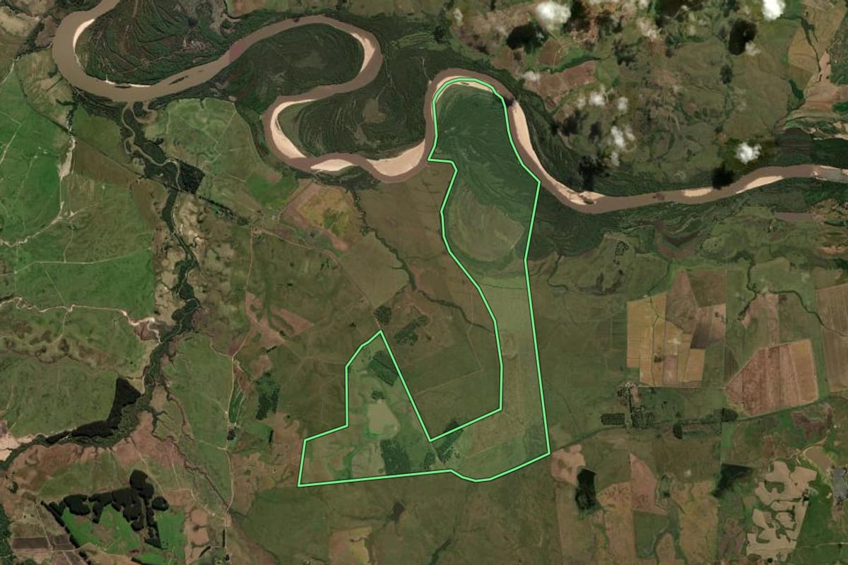 Imagem de satélite do imóvel rural em Cacequi (RS), com o contorno declarado no CAR desenhado por cima.