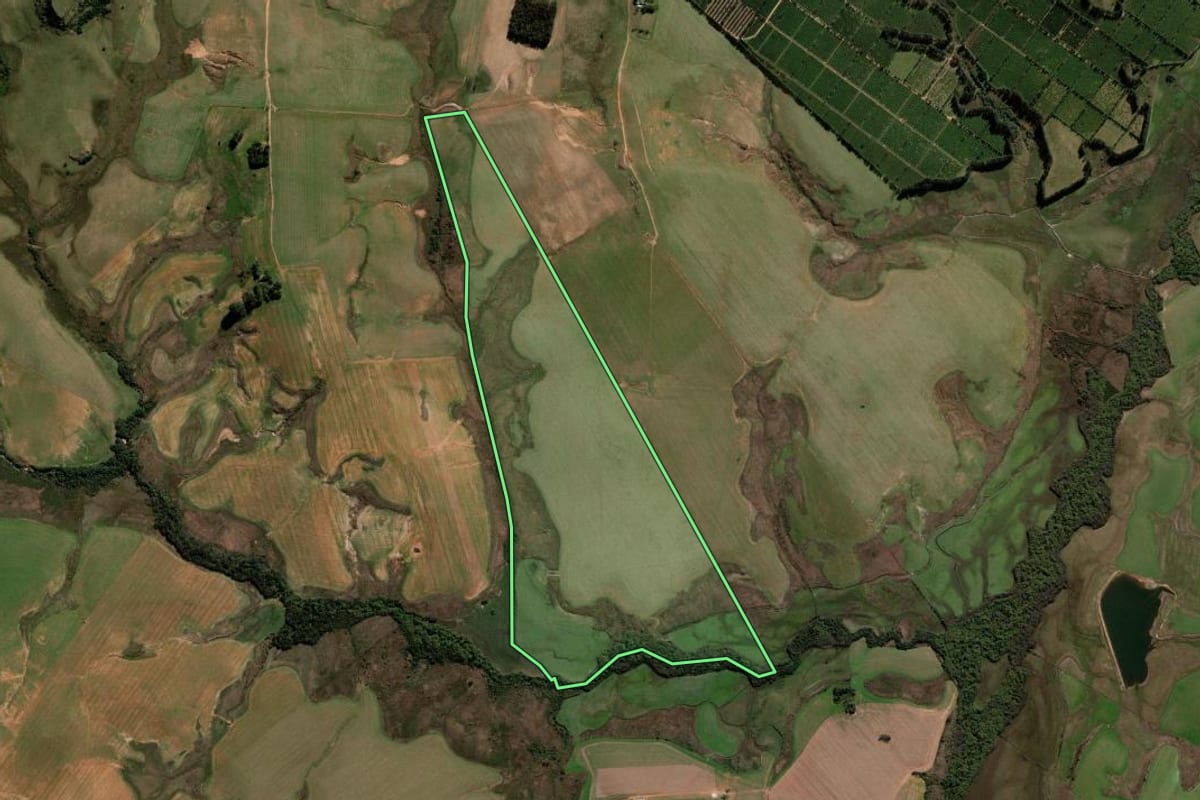 Imagem de satélite do imóvel rural em Cacequi (RS), com o contorno declarado no CAR desenhado por cima.