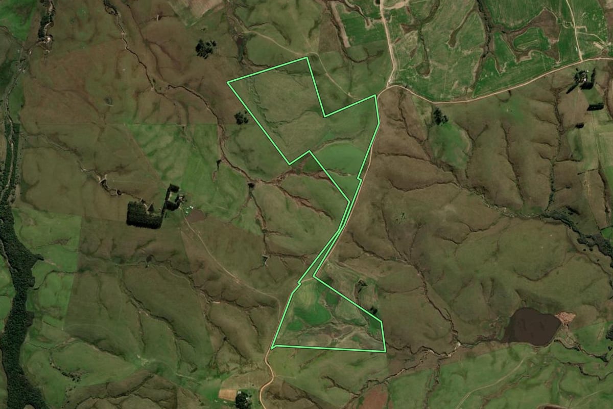 Imagem de satélite do imóvel rural em Cacequi (RS), com o contorno declarado no CAR desenhado por cima.