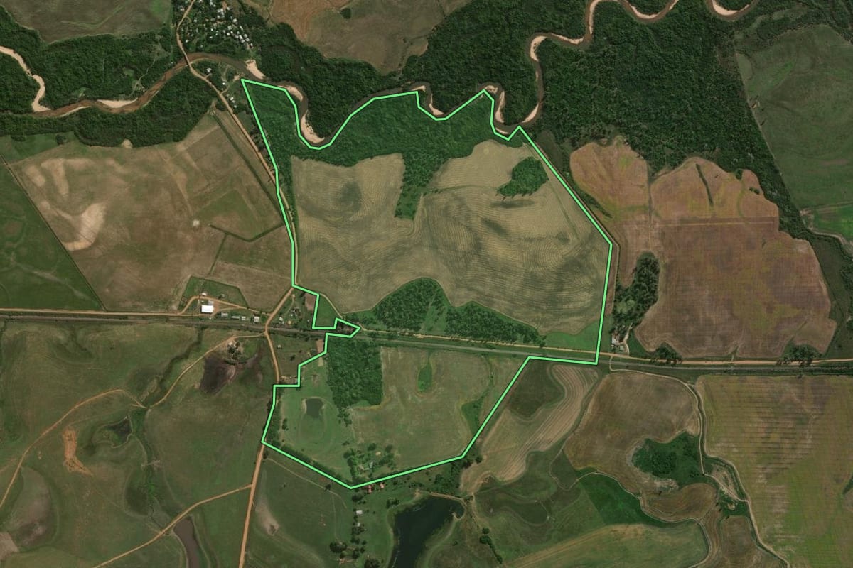 Imagem de satélite do imóvel rural em Cacequi (RS), com o contorno declarado no CAR desenhado por cima.