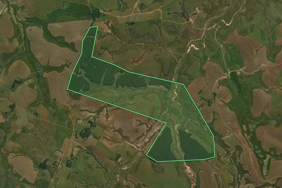 Imagem de satélite do imóvel rural em Cacequi (RS), com o contorno declarado no CAR desenhado por cima.