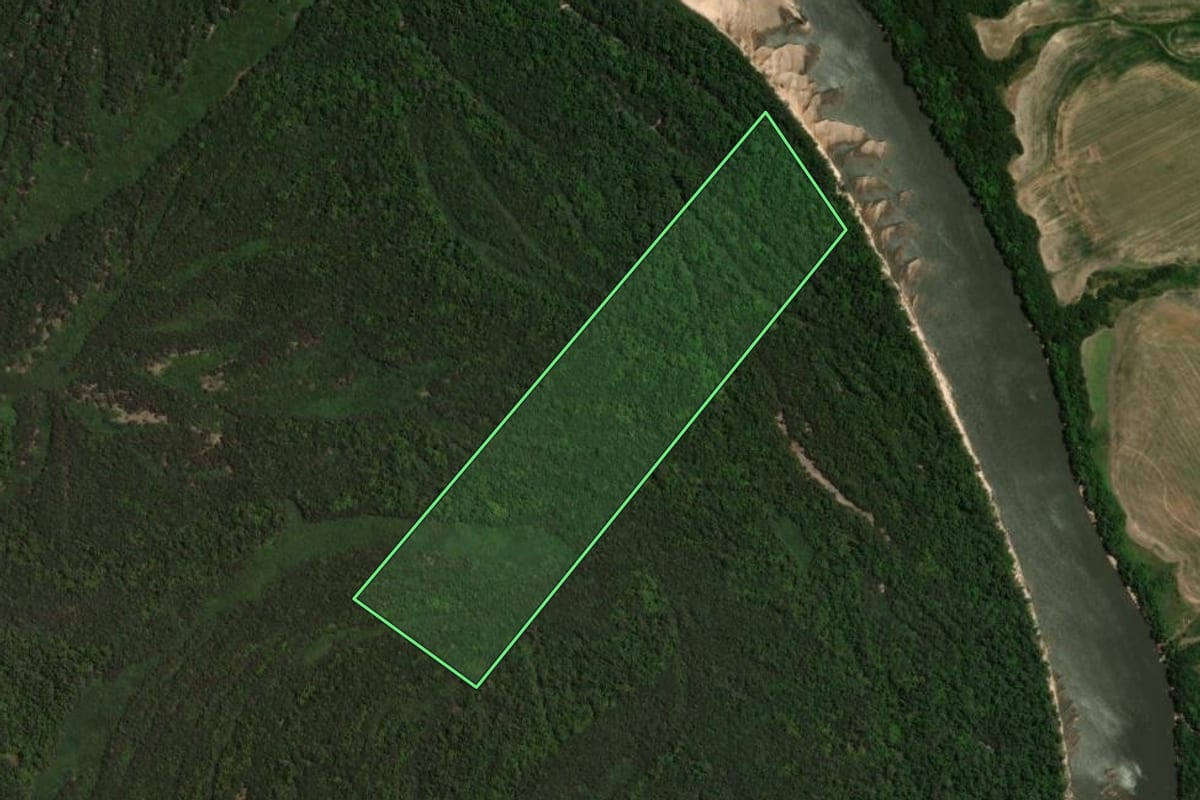 Imagem de satélite do imóvel rural em Cacequi (RS), com o contorno declarado no CAR desenhado por cima.