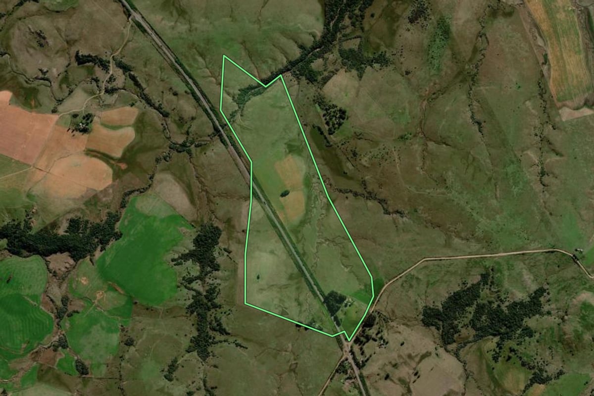 Imagem de satélite do imóvel rural em Cacequi (RS), com o contorno declarado no CAR desenhado por cima.