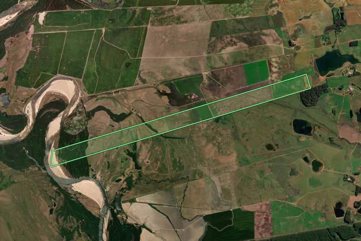 Imagem de satélite do imóvel rural em Cacequi (RS), com o contorno declarado no CAR desenhado por cima.