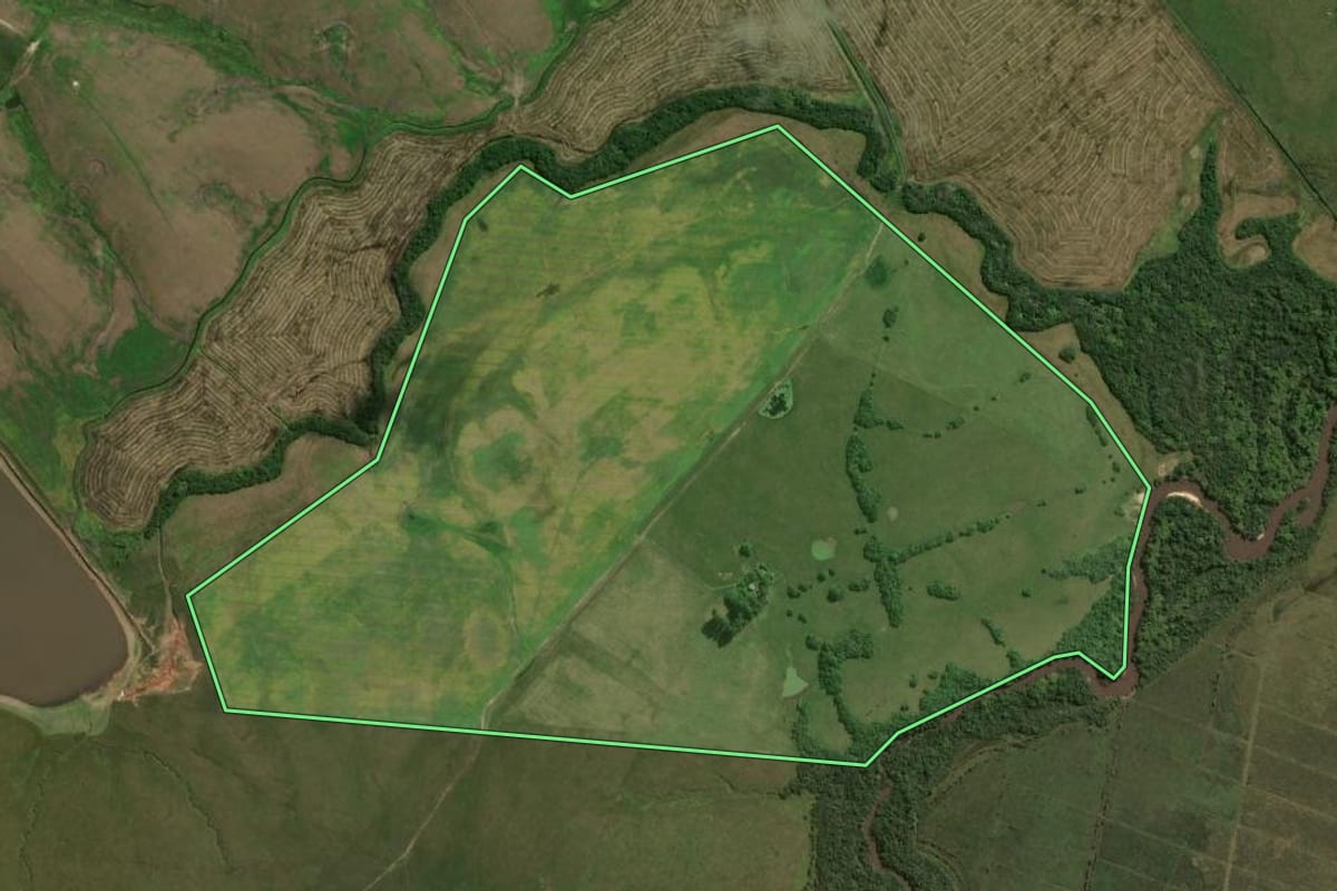Imagem de satélite do imóvel rural em Cacequi (RS), com o contorno declarado no CAR desenhado por cima.