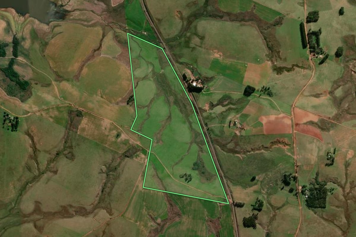 Imagem de satélite do imóvel rural em Cacequi (RS), com o contorno declarado no CAR desenhado por cima.