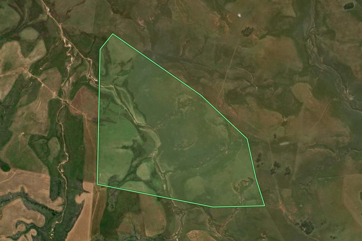 Imagem de satélite do imóvel rural em Cacequi (RS), com o contorno declarado no CAR desenhado por cima.