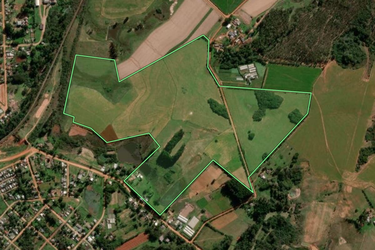 Imagem de satélite do imóvel rural em Cacequi (RS), com o contorno declarado no CAR desenhado por cima.