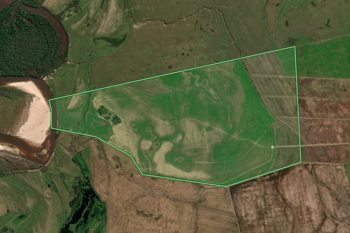Imagem de satélite do imóvel rural em Cacequi (RS), com o contorno declarado no CAR desenhado por cima.