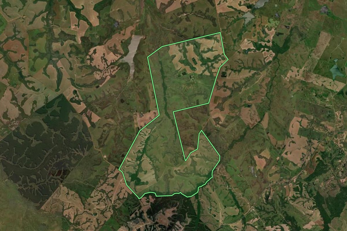 Imagem de satélite do imóvel rural em Cacequi (RS), com o contorno declarado no CAR desenhado por cima.