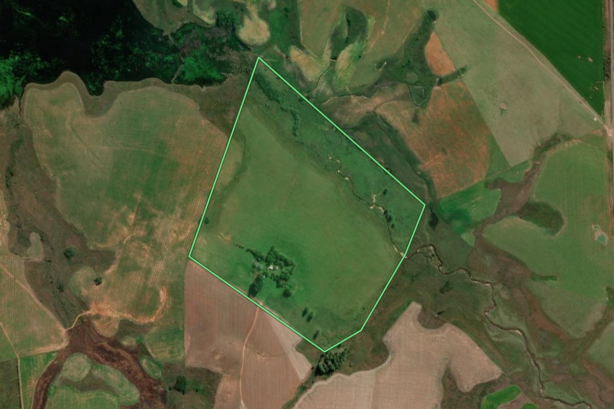 Imagem de satélite do imóvel rural em Cacequi (RS), com o contorno declarado no CAR desenhado por cima.