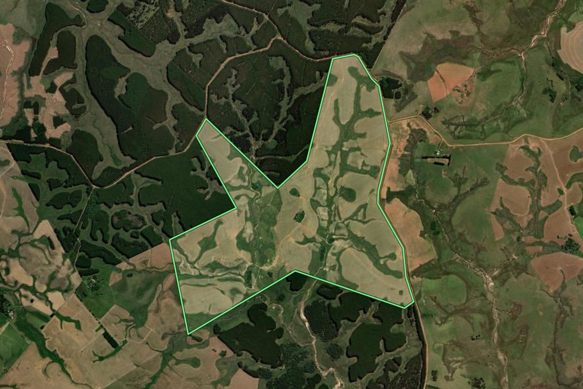Imagem de satélite do imóvel rural em Cacequi (RS), com o contorno declarado no CAR desenhado por cima.