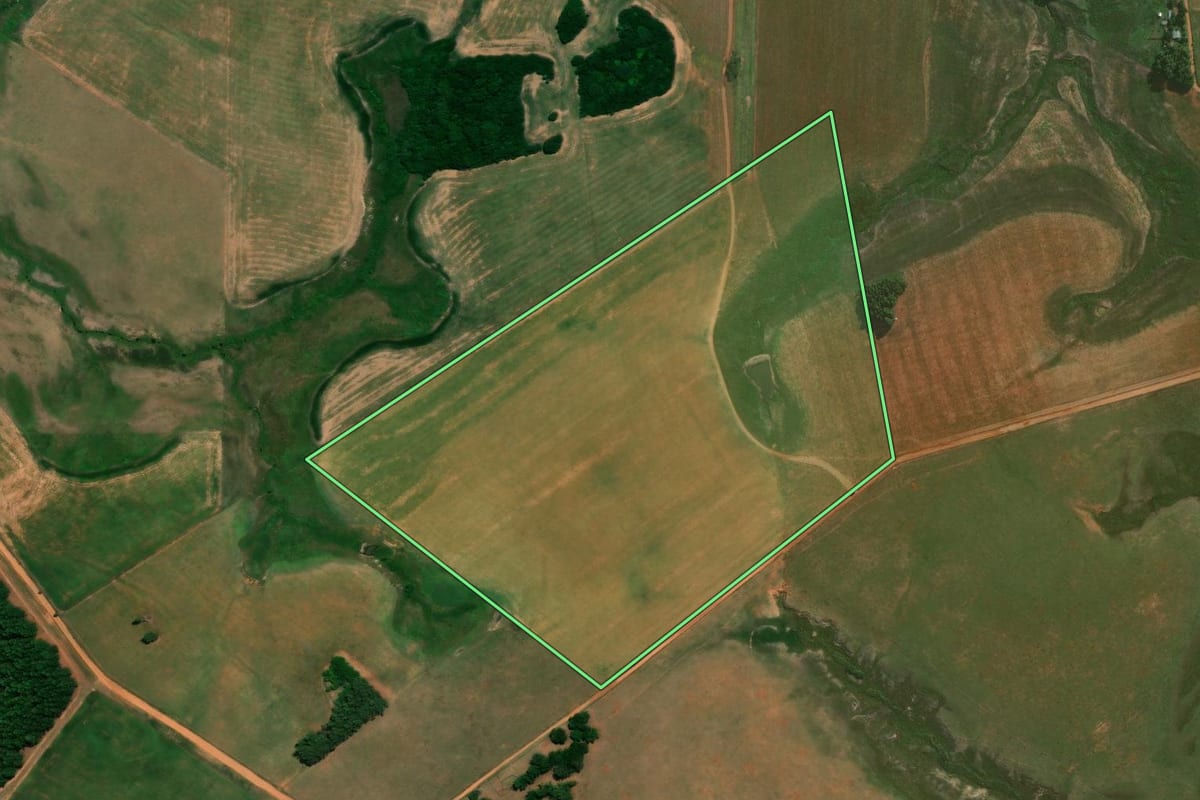 Imagem de satélite do imóvel rural em Cacequi (RS), com o contorno declarado no CAR desenhado por cima.