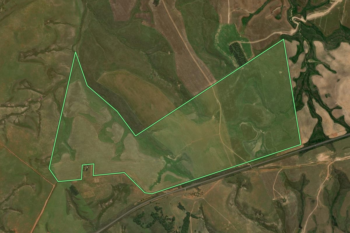Imagem de satélite do imóvel rural em Cacequi (RS), com o contorno declarado no CAR desenhado por cima.