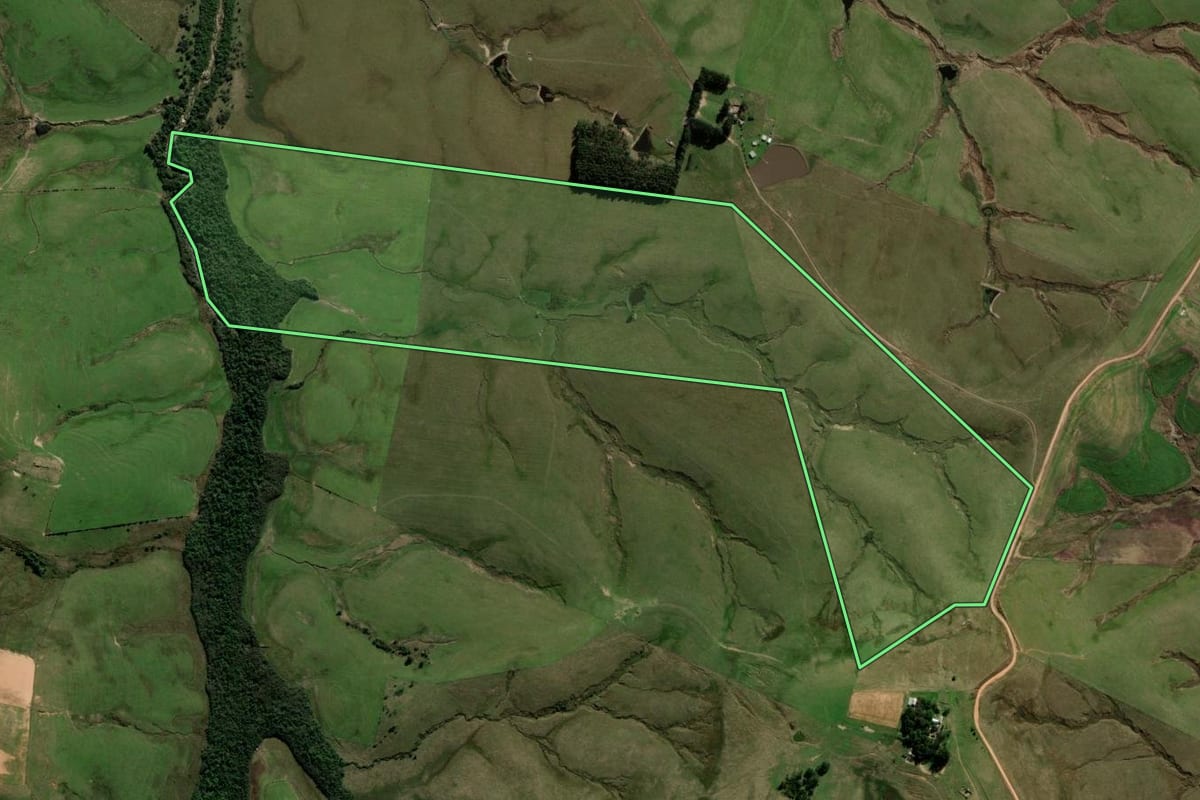 Imagem de satélite do imóvel rural em Cacequi (RS), com o contorno declarado no CAR desenhado por cima.
