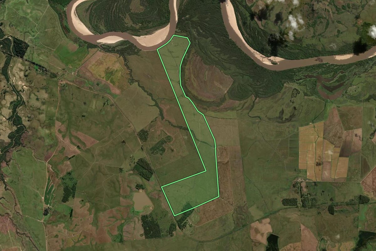 Imagem de satélite do imóvel rural em Cacequi (RS), com o contorno declarado no CAR desenhado por cima.