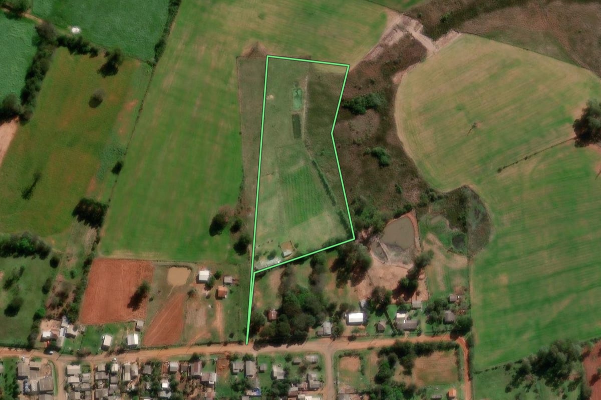 Imagem de satélite do imóvel rural em Cacequi (RS), com o contorno declarado no CAR desenhado por cima.