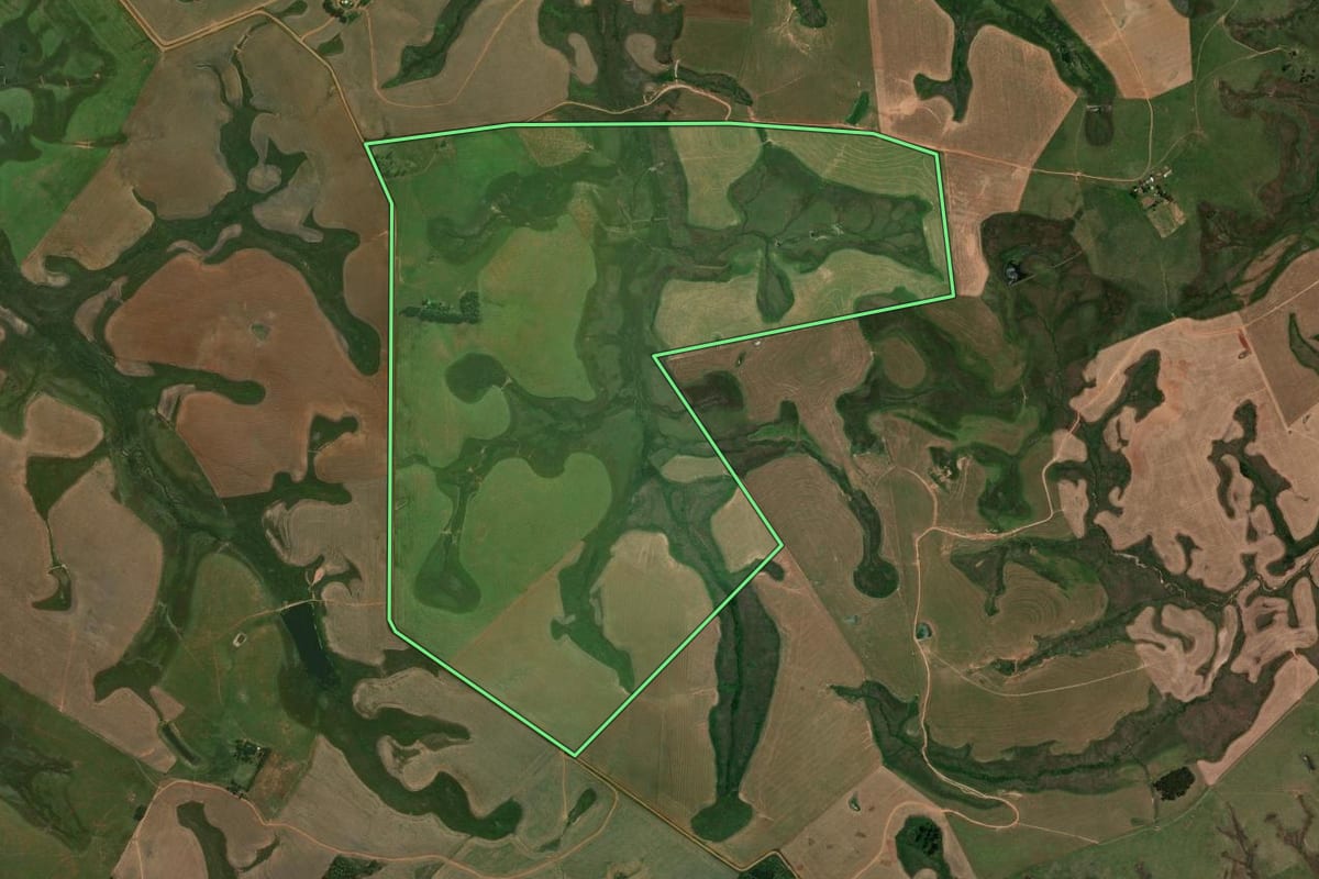 Imagem de satélite do imóvel rural em Cacequi (RS), com o contorno declarado no CAR desenhado por cima.