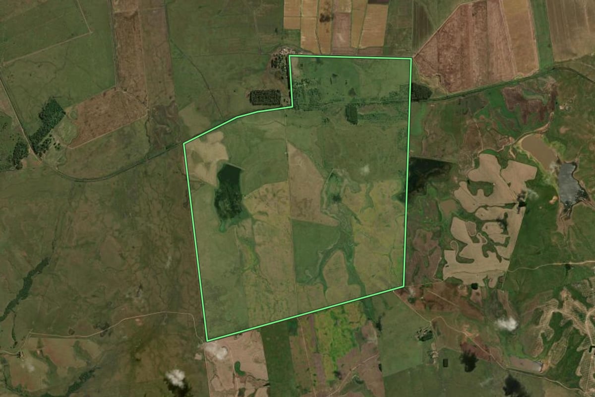 Imagem de satélite do imóvel rural em Cacequi (RS), com o contorno declarado no CAR desenhado por cima.
