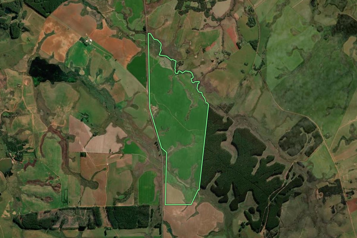 Imagem de satélite do imóvel rural em Cacequi (RS), com o contorno declarado no CAR desenhado por cima.