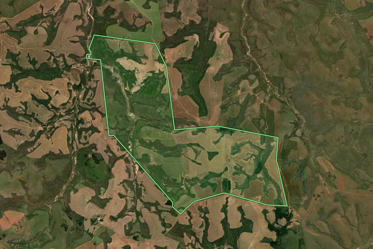 Imagem de satélite do imóvel rural em Cacequi (RS), com o contorno declarado no CAR desenhado por cima.