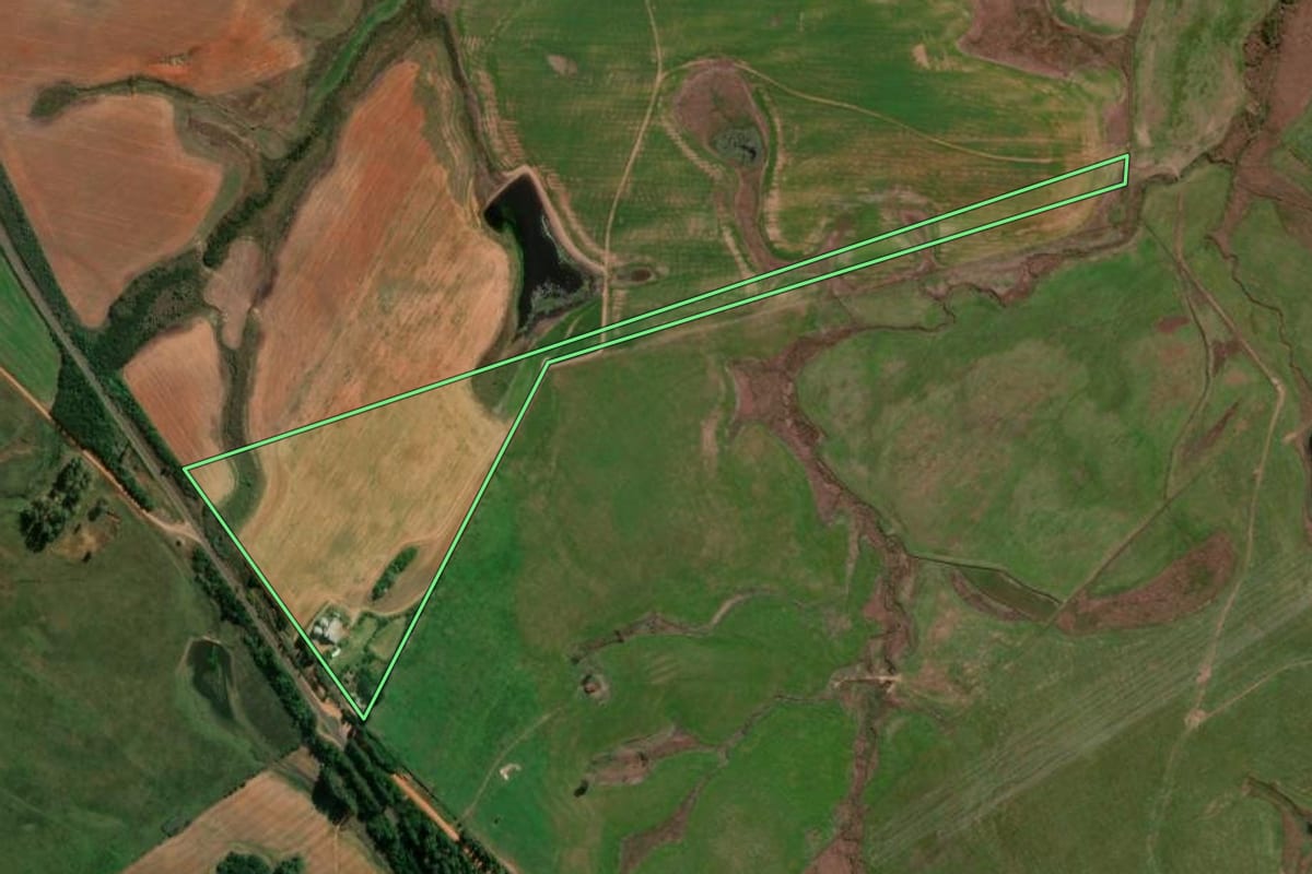 Imagem de satélite do imóvel rural em Cacequi (RS), com o contorno declarado no CAR desenhado por cima.