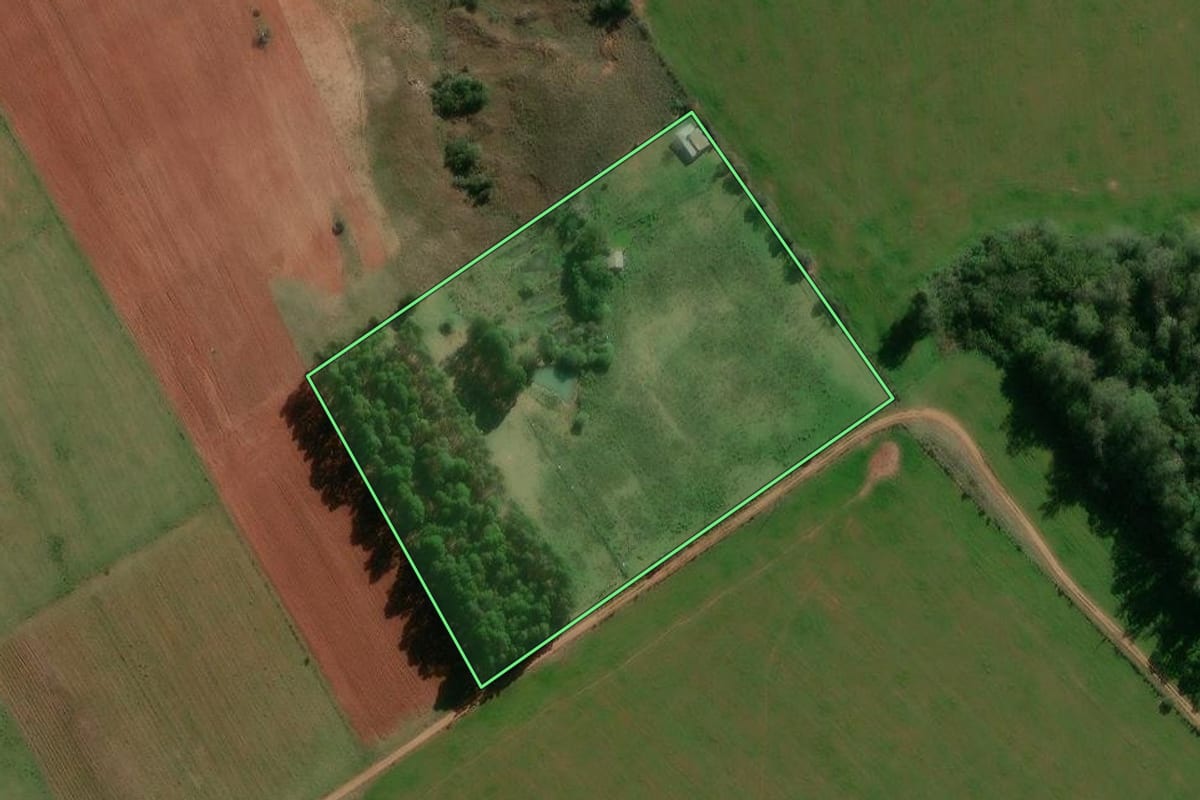 Imagem de satélite do imóvel rural em Cacequi (RS), com o contorno declarado no CAR desenhado por cima.