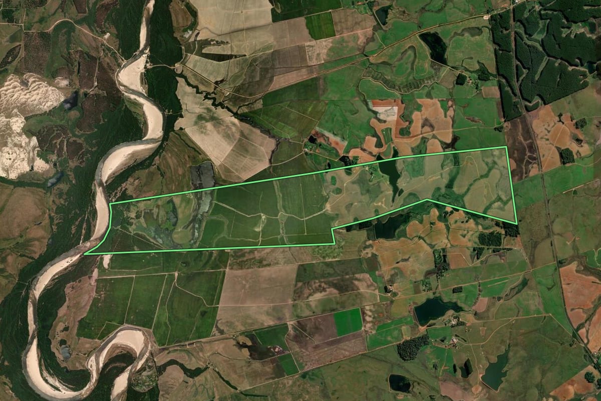 Imagem de satélite do imóvel rural em Cacequi (RS), com o contorno declarado no CAR desenhado por cima.