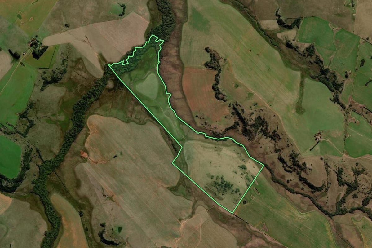 Imagem de satélite do imóvel rural em Cacequi (RS), com o contorno declarado no CAR desenhado por cima.