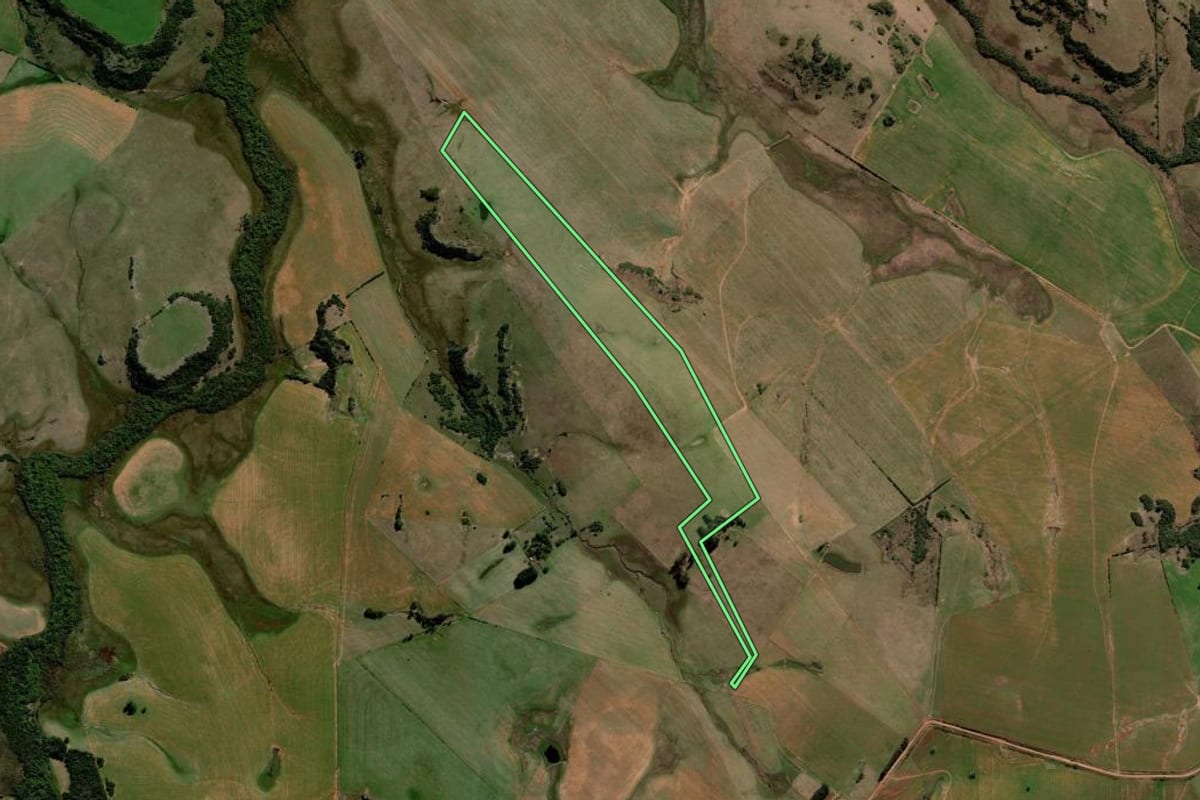 Imagem de satélite do imóvel rural em Cacequi (RS), com o contorno declarado no CAR desenhado por cima.
