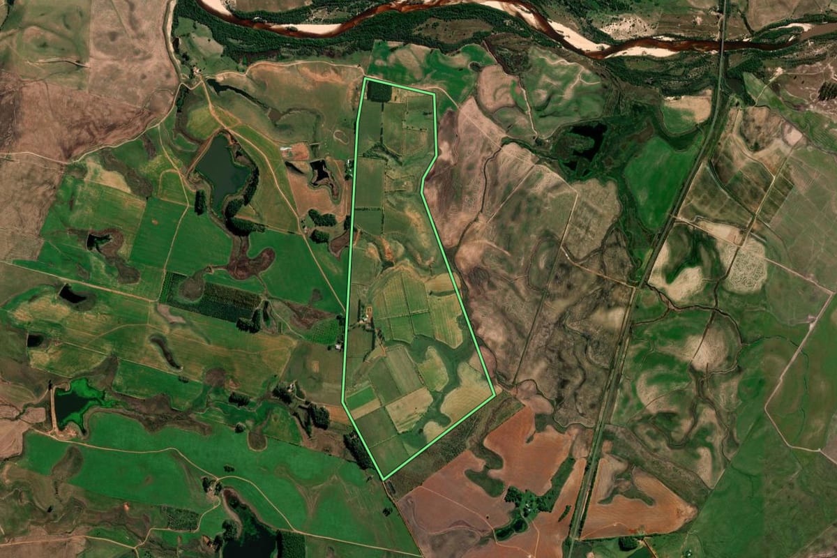 Imagem de satélite do imóvel rural em Cacequi (RS), com o contorno declarado no CAR desenhado por cima.