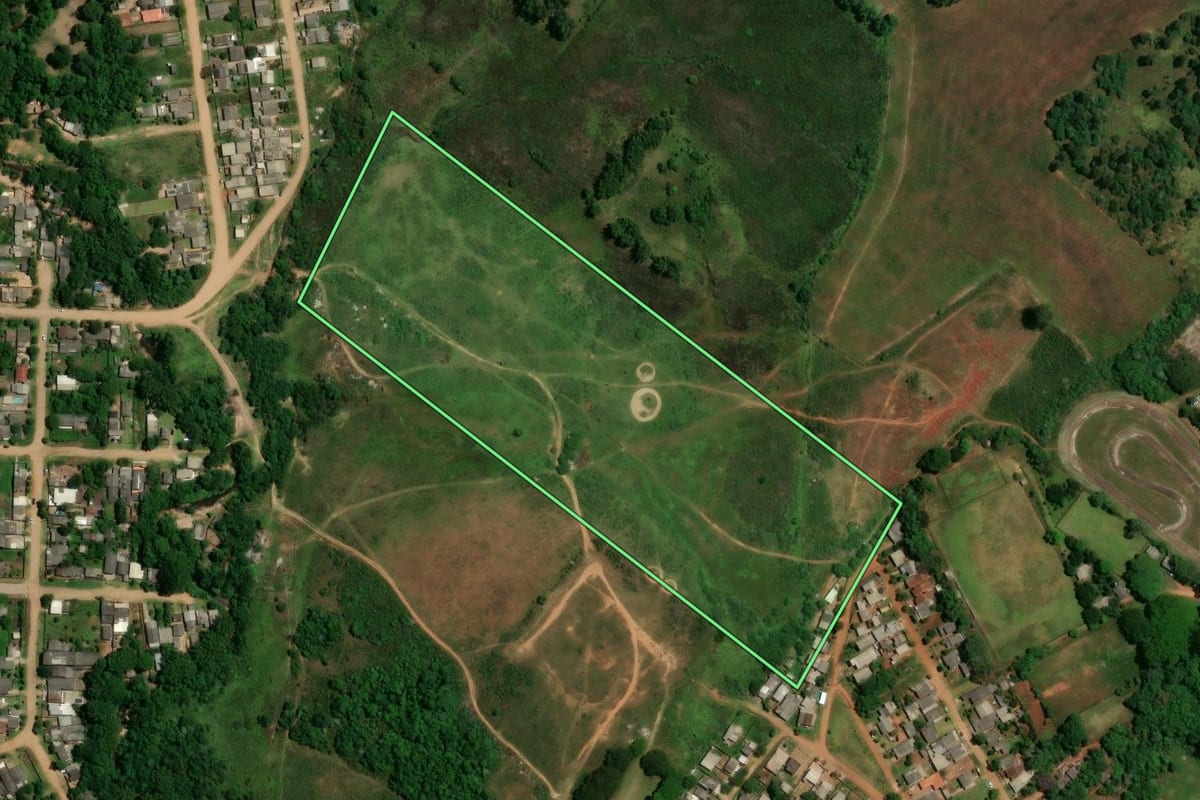 Imagem de satélite do imóvel rural em Cachoeira do Sul (RS), com o contorno declarado no CAR desenhado por cima.