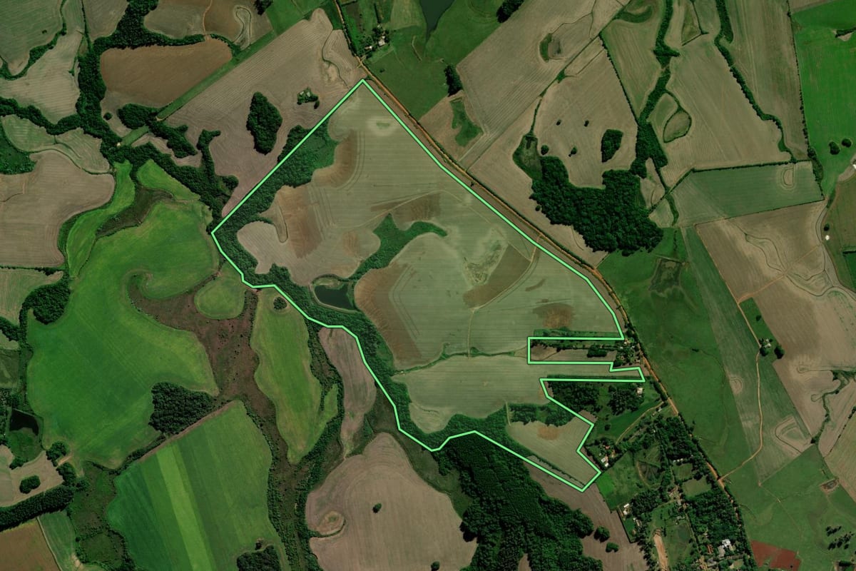 Imagem de satélite do imóvel rural em Cachoeira do Sul (RS), com o contorno declarado no CAR desenhado por cima.