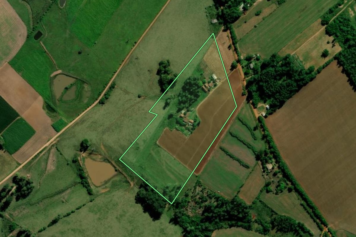 Imagem de satélite do imóvel rural em Cachoeira do Sul (RS), com o contorno declarado no CAR desenhado por cima.