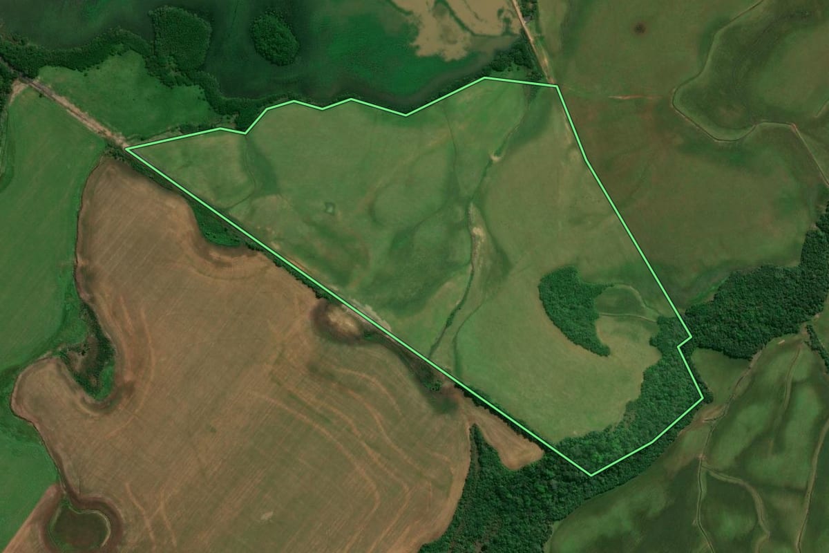 Imagem de satélite do imóvel rural em Cachoeira do Sul (RS), com o contorno declarado no CAR desenhado por cima.