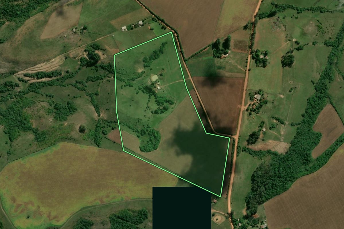 Imagem de satélite do imóvel rural em Cachoeira do Sul (RS), com o contorno declarado no CAR desenhado por cima.