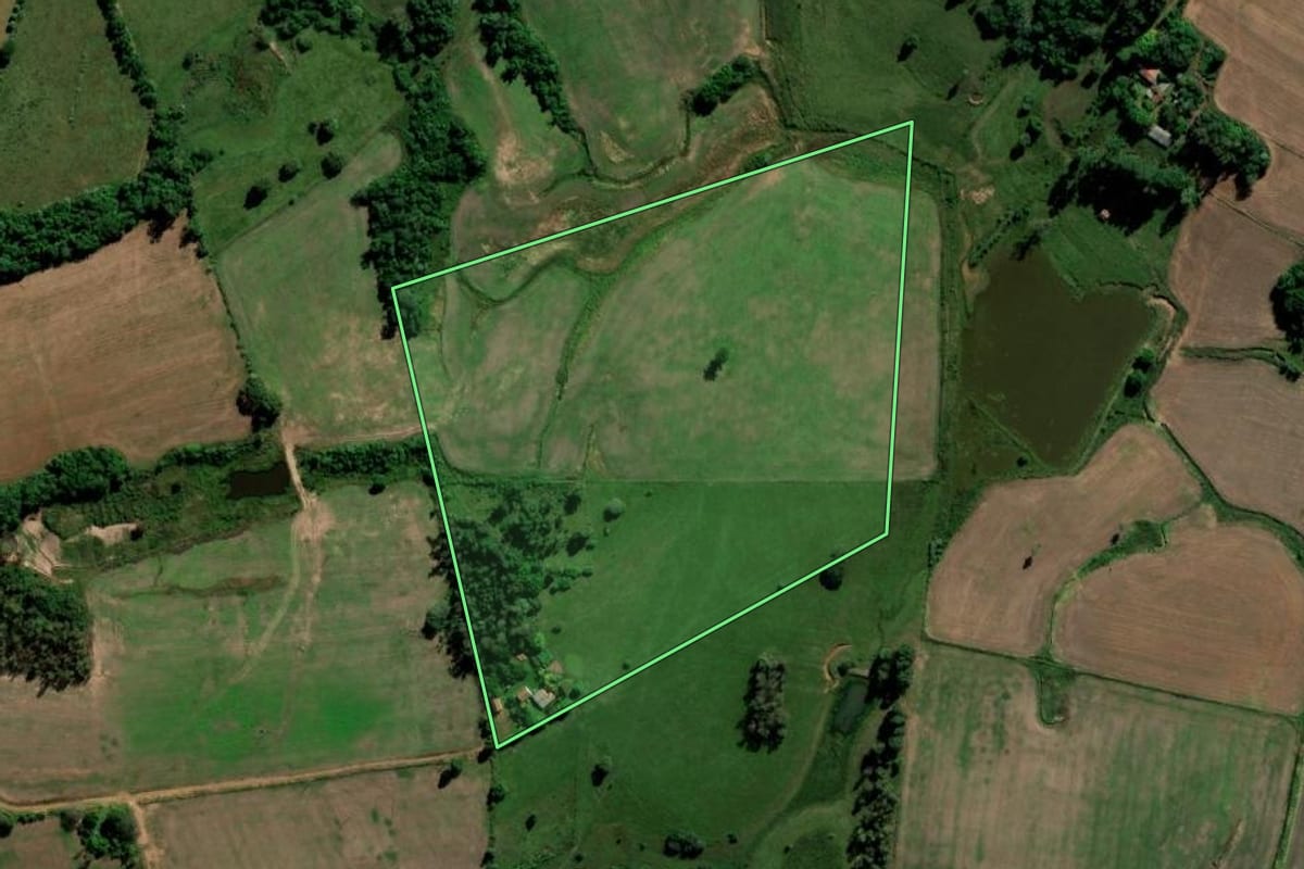 Imagem de satélite do imóvel rural em Cachoeira do Sul (RS), com o contorno declarado no CAR desenhado por cima.