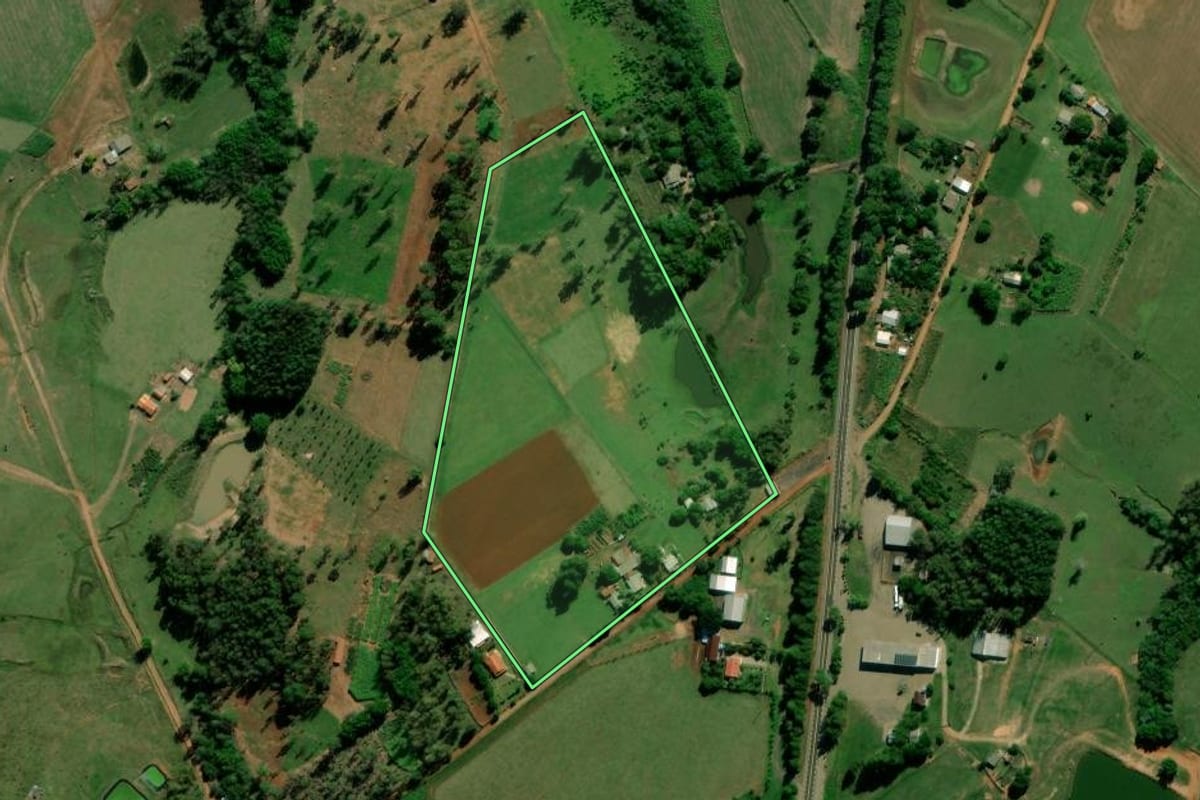 Imagem de satélite do imóvel rural em Cachoeira do Sul (RS), com o contorno declarado no CAR desenhado por cima.