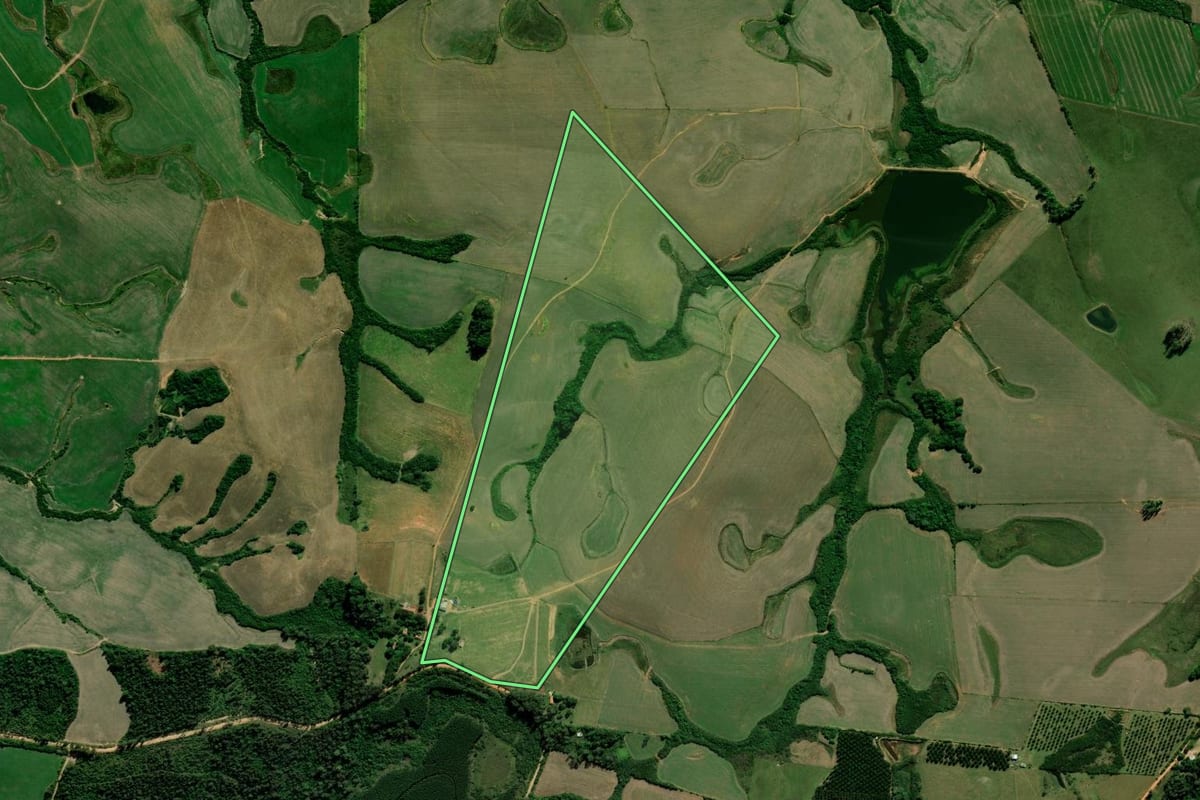 Imagem de satélite do imóvel rural em Cachoeira do Sul (RS), com o contorno declarado no CAR desenhado por cima.