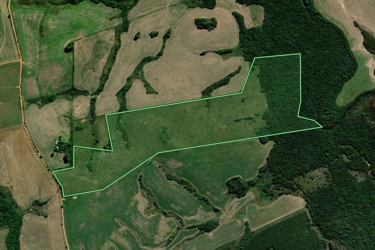 Imagem de satélite do imóvel rural em Cachoeira do Sul (RS), com o contorno declarado no CAR desenhado por cima.