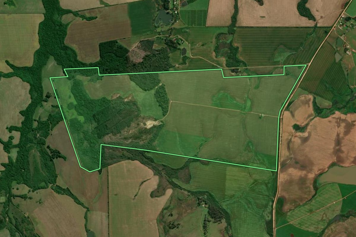 Imagem de satélite do imóvel rural em Cachoeira do Sul (RS), com o contorno declarado no CAR desenhado por cima.