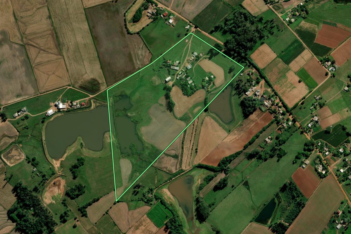 Imagem de satélite do imóvel rural em Cachoeira do Sul (RS), com o contorno declarado no CAR desenhado por cima.