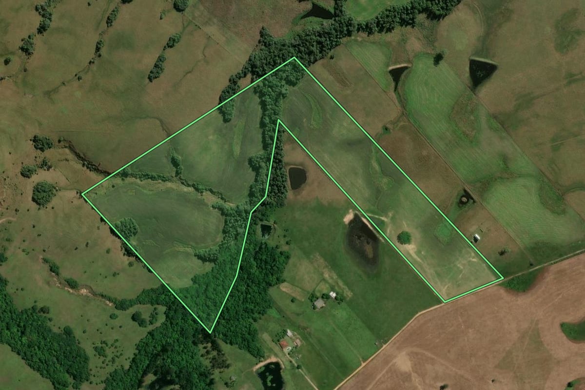 Imagem de satélite do imóvel rural em Cachoeira do Sul (RS), com o contorno declarado no CAR desenhado por cima.