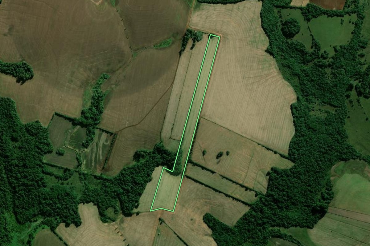 Imagem de satélite do imóvel rural em Cachoeira do Sul (RS), com o contorno declarado no CAR desenhado por cima.